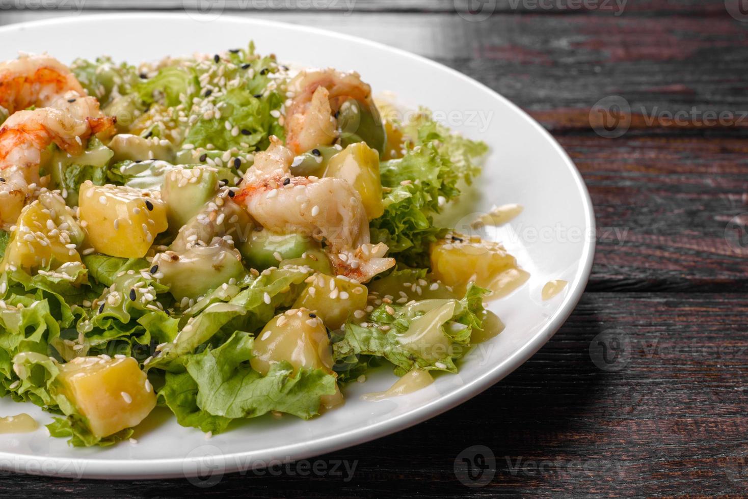 délicieuse salade fraîche aux crevettes et poire pour la table de fête photo