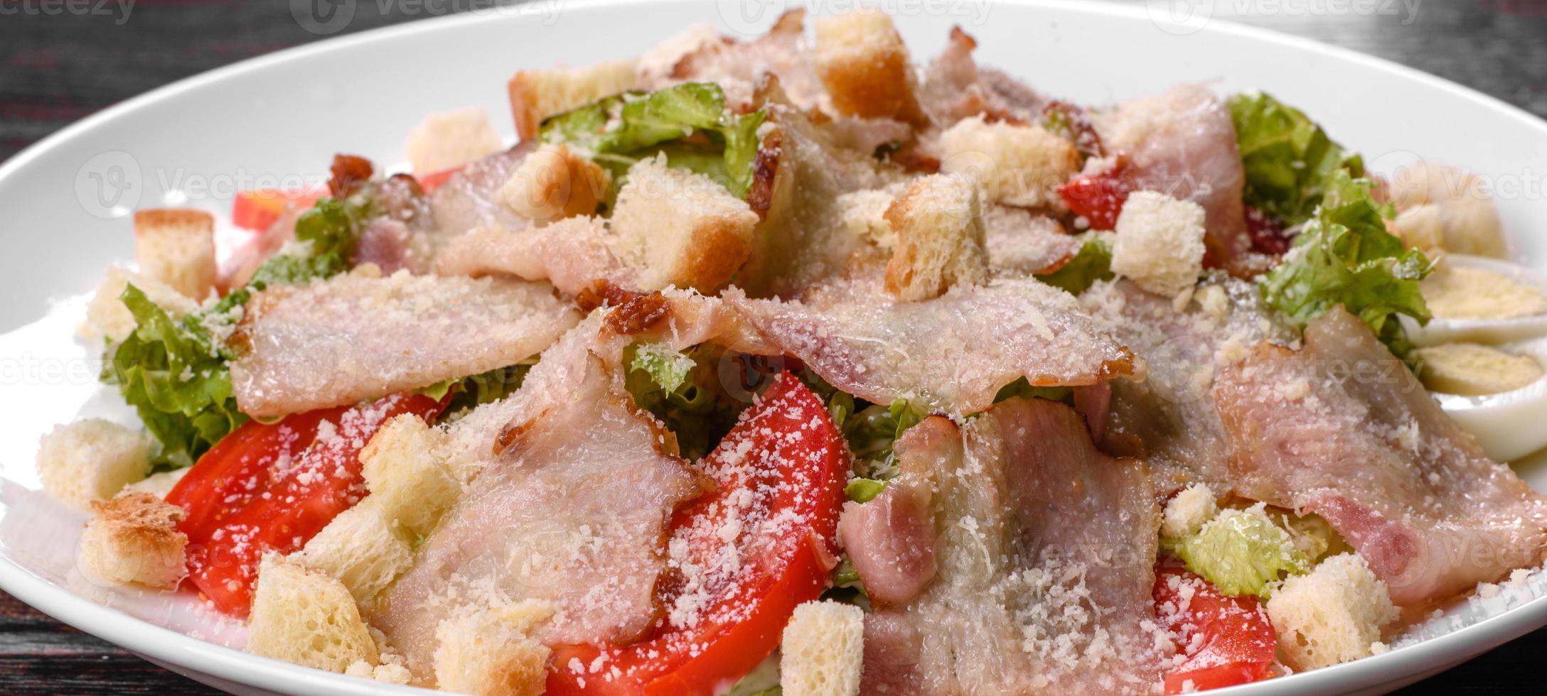 délicieuse salade fraîche avec du bacon et des tomates avec des épices et des légumes verts photo