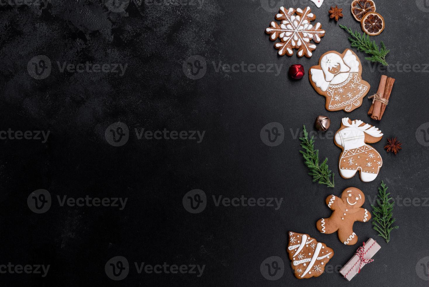 pain d'épice de fête de noël fait à la maison sur une table sombre photo