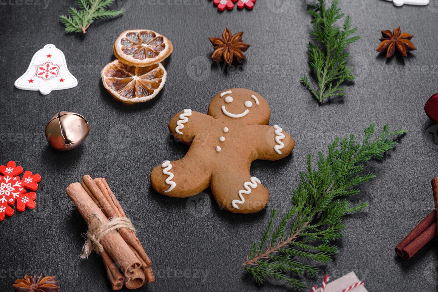 pain d'épice de fête de noël fait à la maison sur une table sombre photo