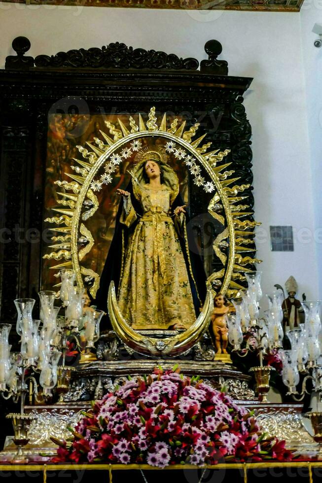 une statue de le vierge Marie dans une église photo