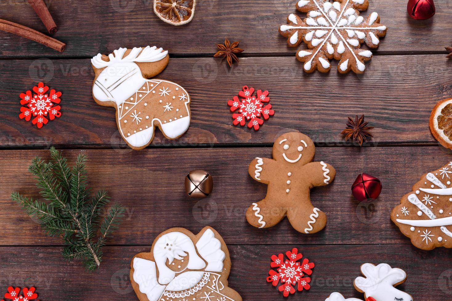 pain d'épice de fête de noël fait à la maison sur une table sombre photo