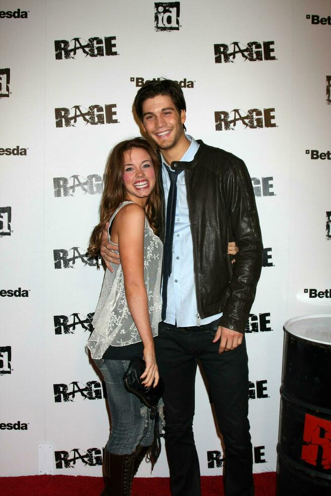 los angeles sept 30 molly burnet Casey deidrick en arrivant à le rage Jeu lancement à le quartiers chinois historique central place sur septembre 30 2011 dans los angeles Californie photo