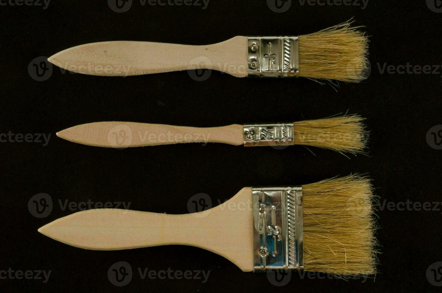 Trois peindre brosses avec en bois poignées photo