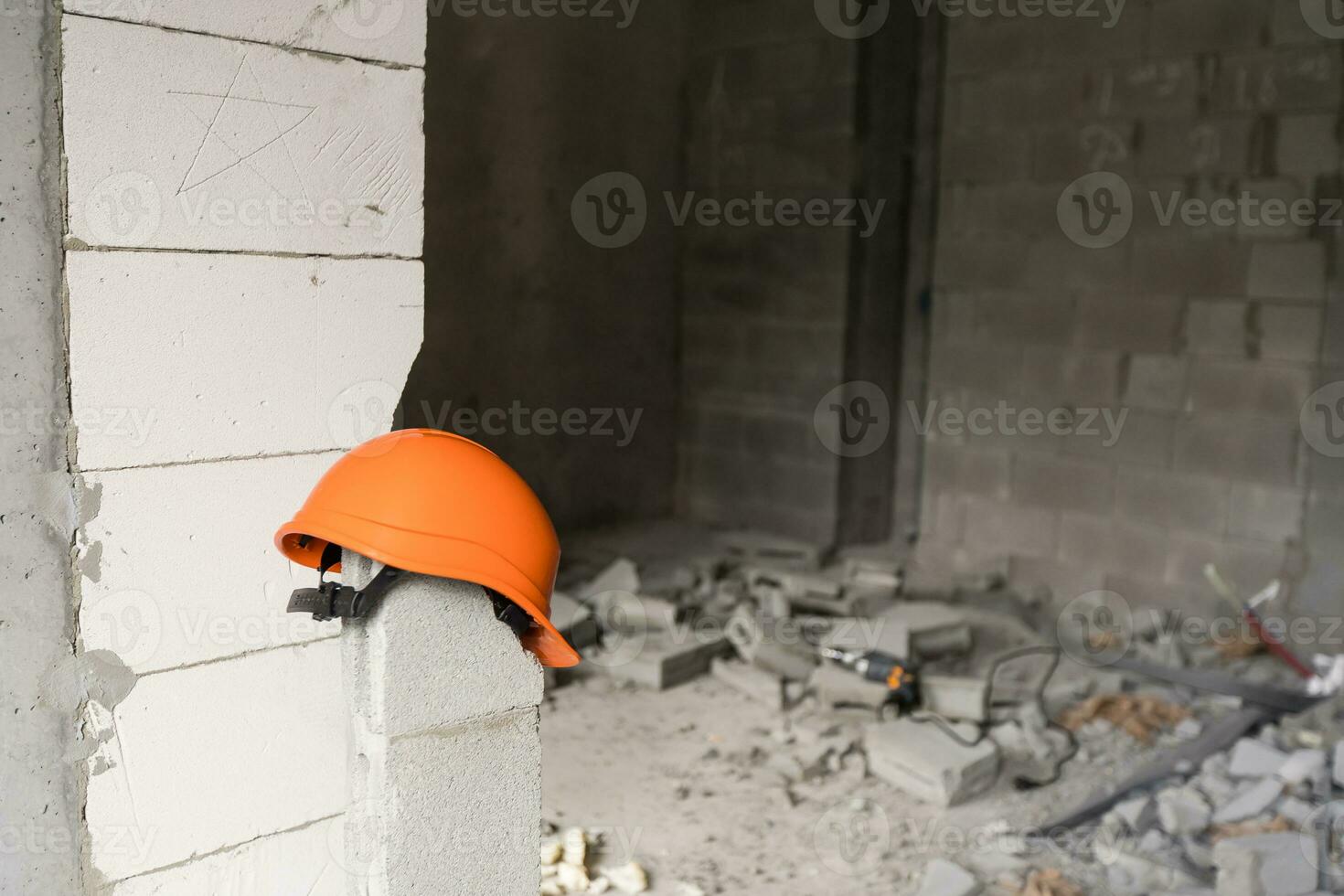 Pause le mur pour rénovation et construire le porte pour entrée de bâtiment. brouette avec cassé briques dans site construction. photo