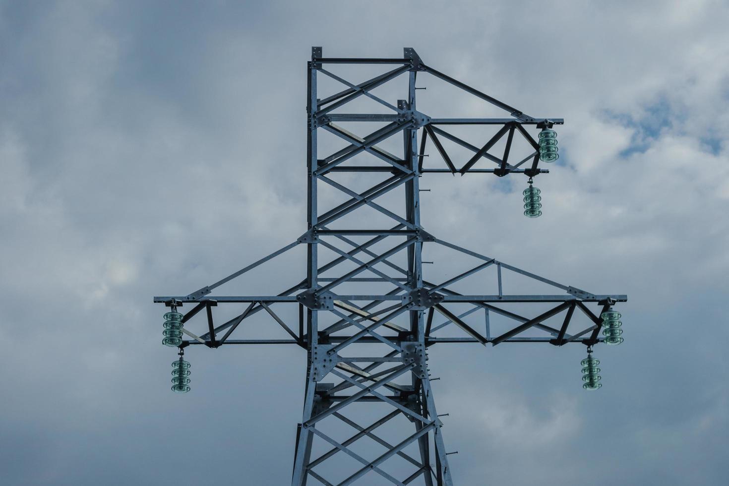 nouvelles tours à haute tension préparées pour l'installation de fils. photo