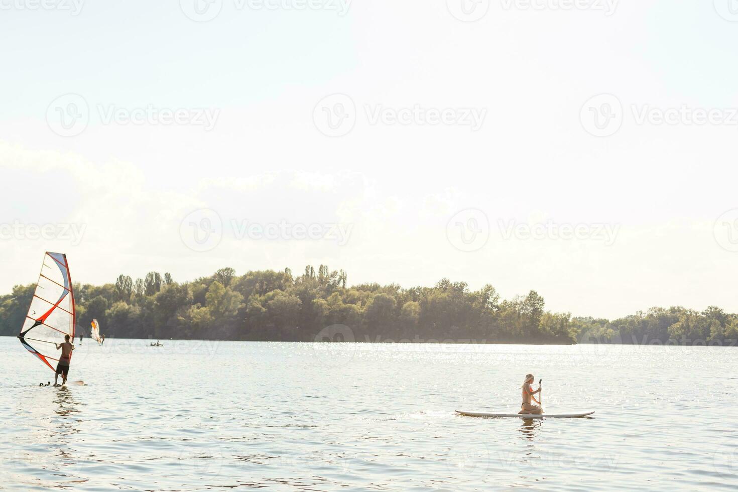 action coup de Jeune femme sur pagayer planche photo