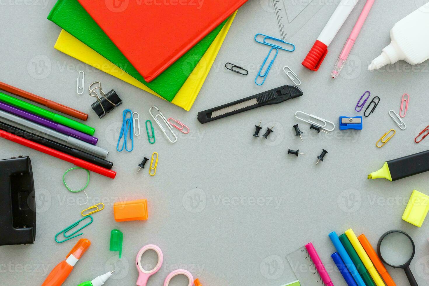 Matériel pour école, papier clips, des crayons, couleurs, ciseau et carnet photo