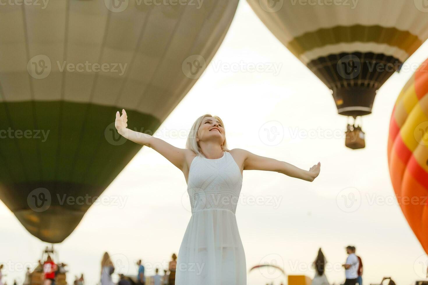 incroyable vue avec femme et air ballon. artistique photo. beauté monde. le sentiment de Achevée liberté photo