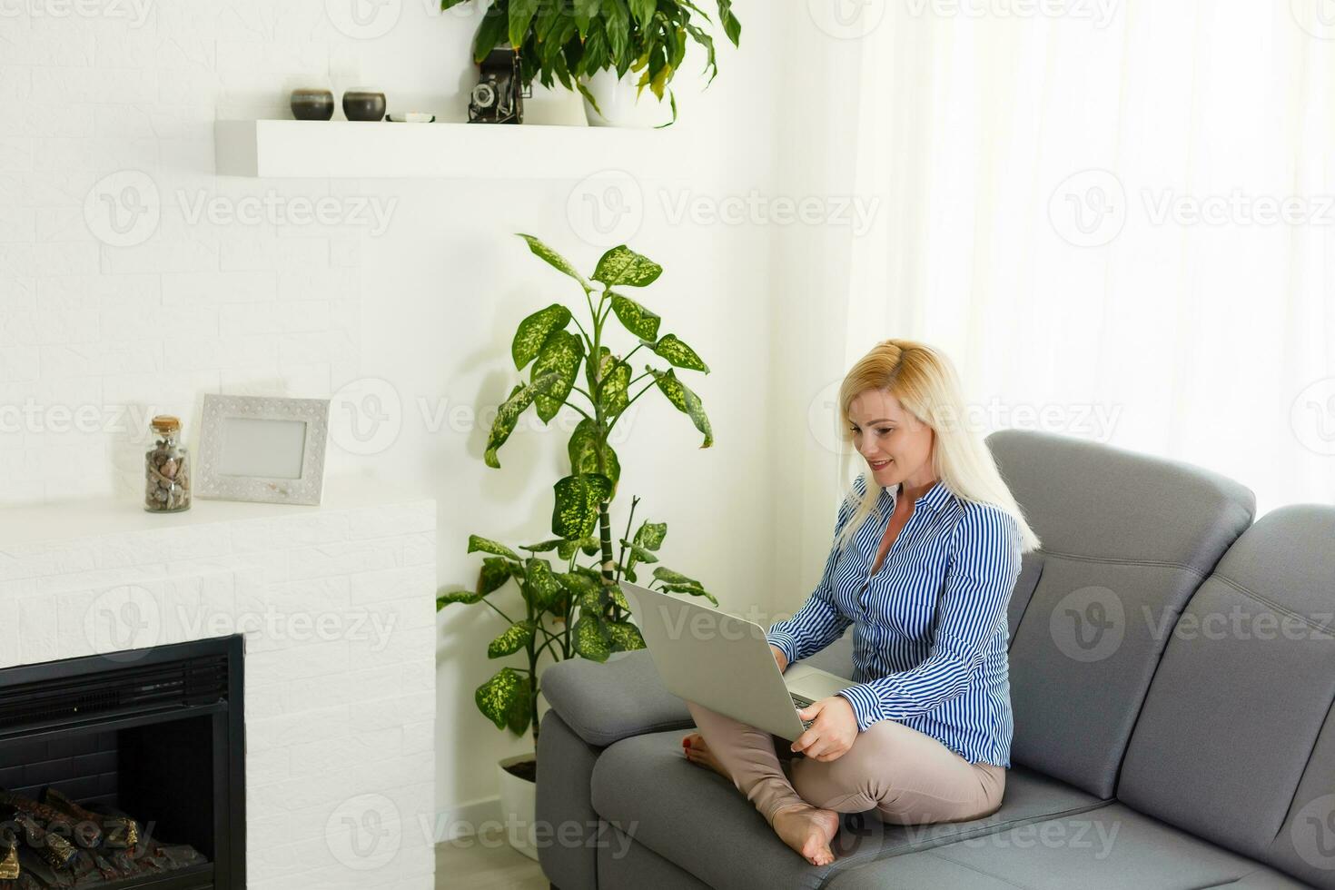 une femme est travail à distance en utilisant vidéo conférence et réunions et travail à distance de maison, réussi travail photo