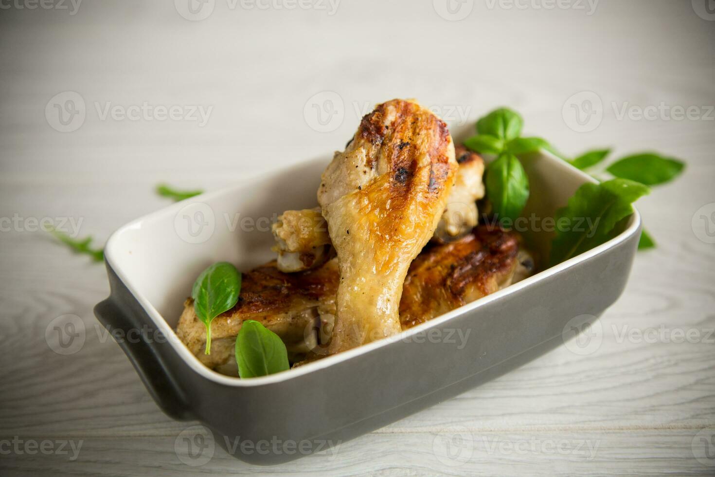 grillé poulet jambes frit avec épices et herbes photo