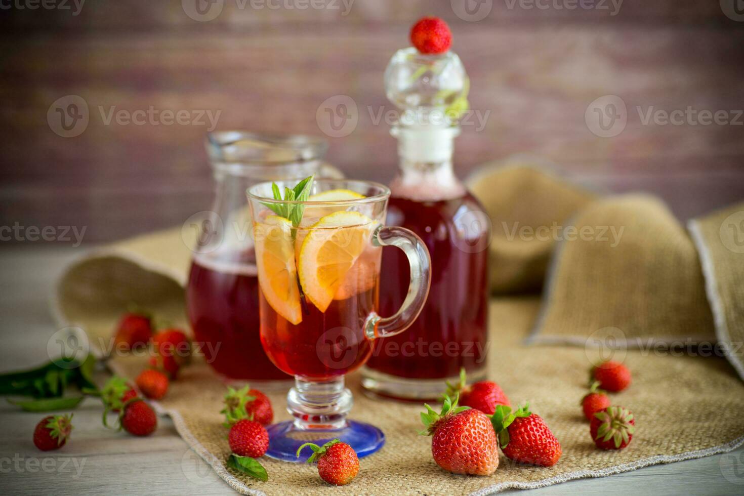 rafraîchissant cool fraise limonade avec citron, la glace et menthe dans une verre photo