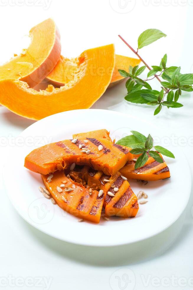 sucré cuit grillé citrouille avec des graines dans une assiette photo