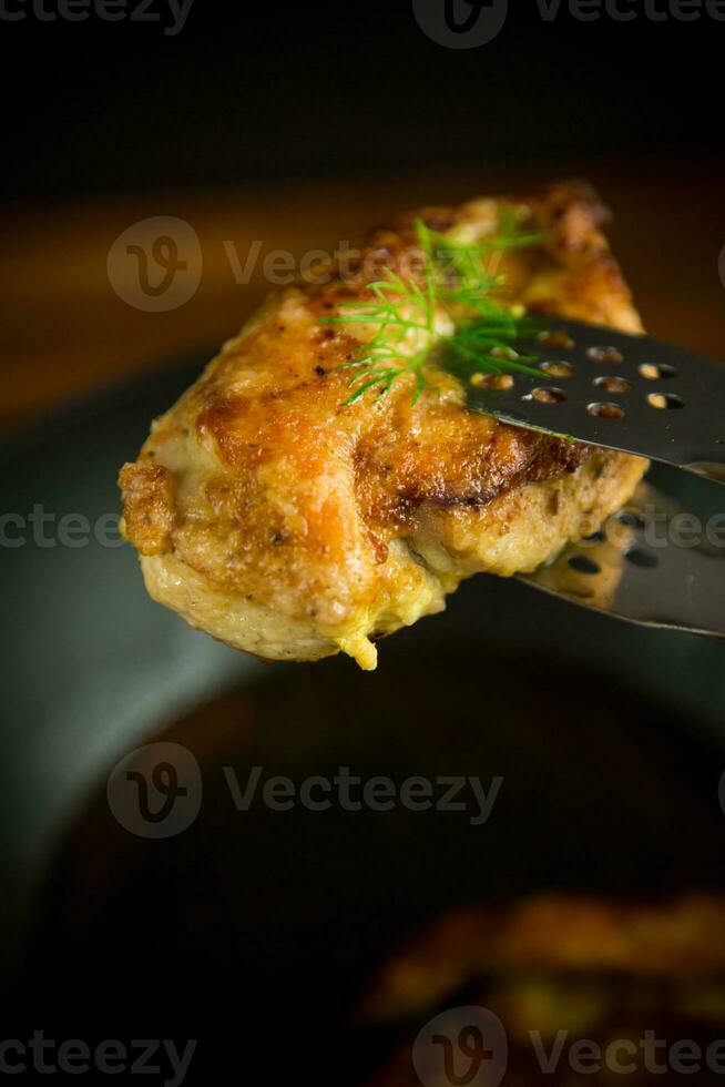 une pièce de frit poulet filet avec épices photo