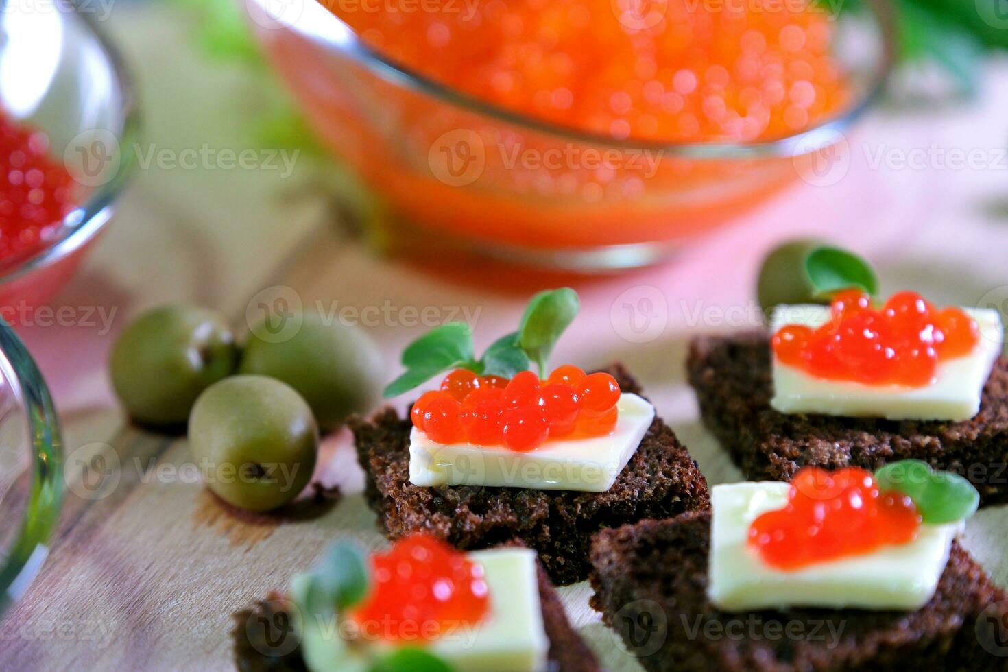 noir rouge caviar sur sandwichs, décoré avec verdure. restaurant nourriture petit déjeuner dîner le déjeuner photo