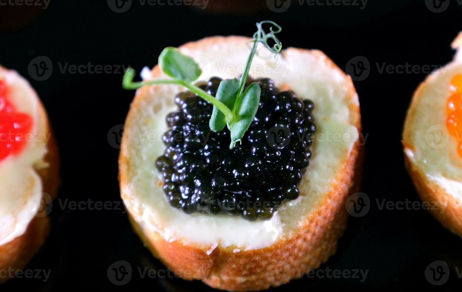 partitionné plat avec noir et rouge caviar sur en bois Contexte photo