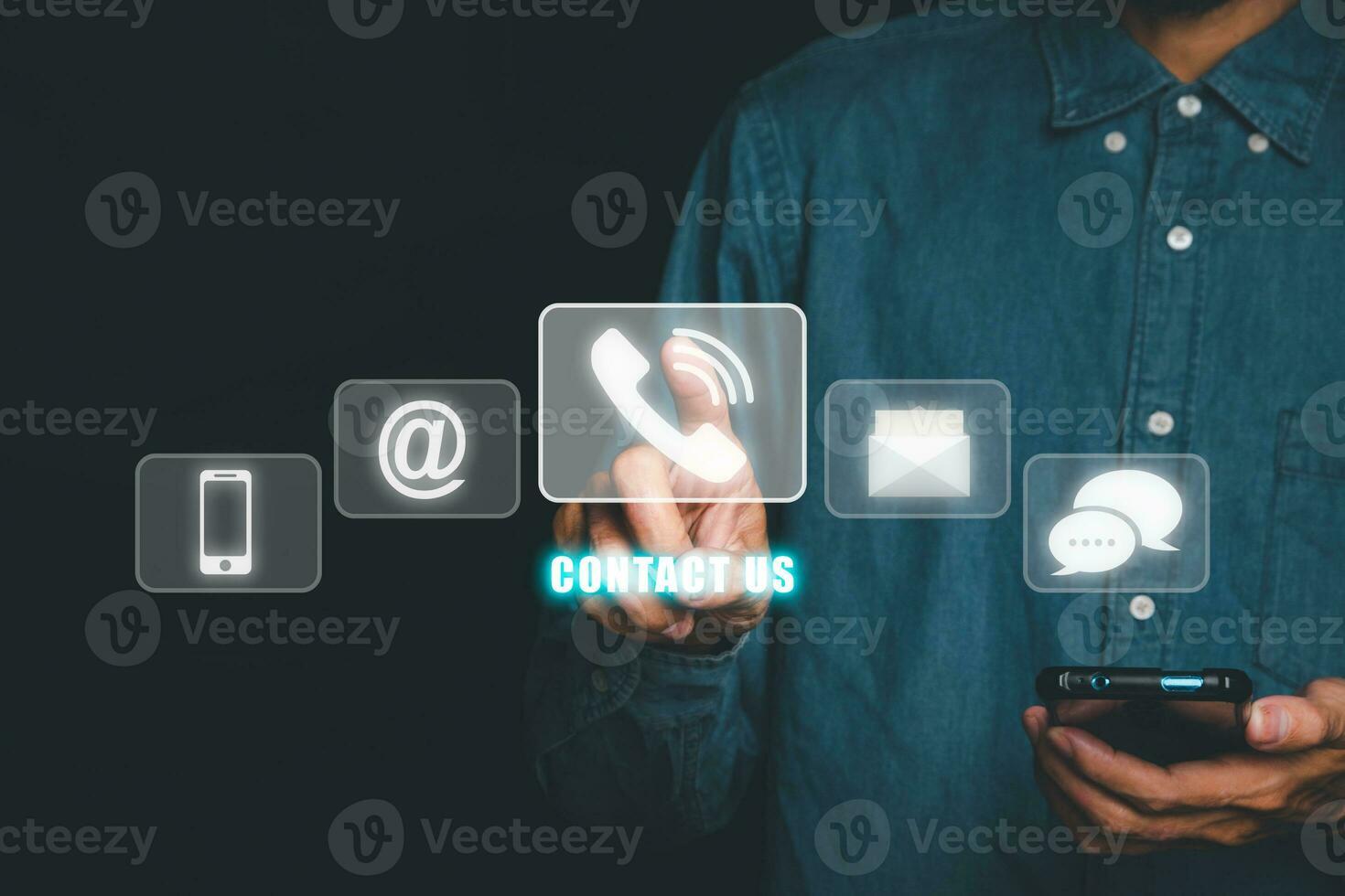 contact nous ou client soutien hotline gens connecter, la personne main en utilisant intelligent téléphone avec contact nous icône sur vr écran sur Bureau bureau, e-mail, adresse, vivre discuter, l'Internet Wifi. photo