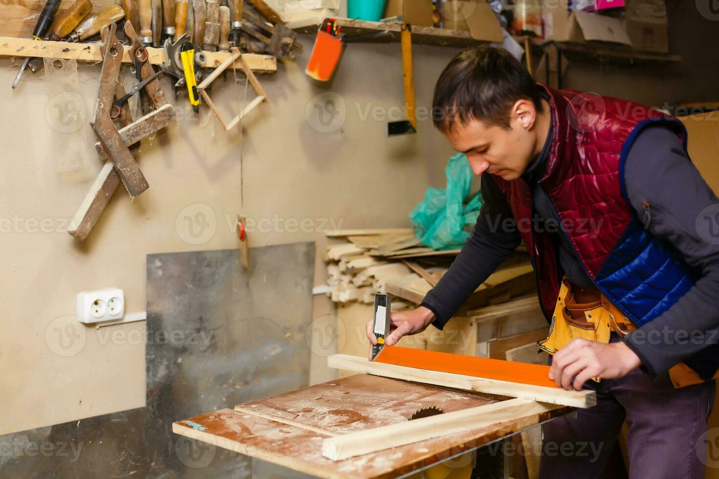 Beau menuisier travail dans charpenterie. il est réussi entrepreneur à le sien lieu de travail. photo