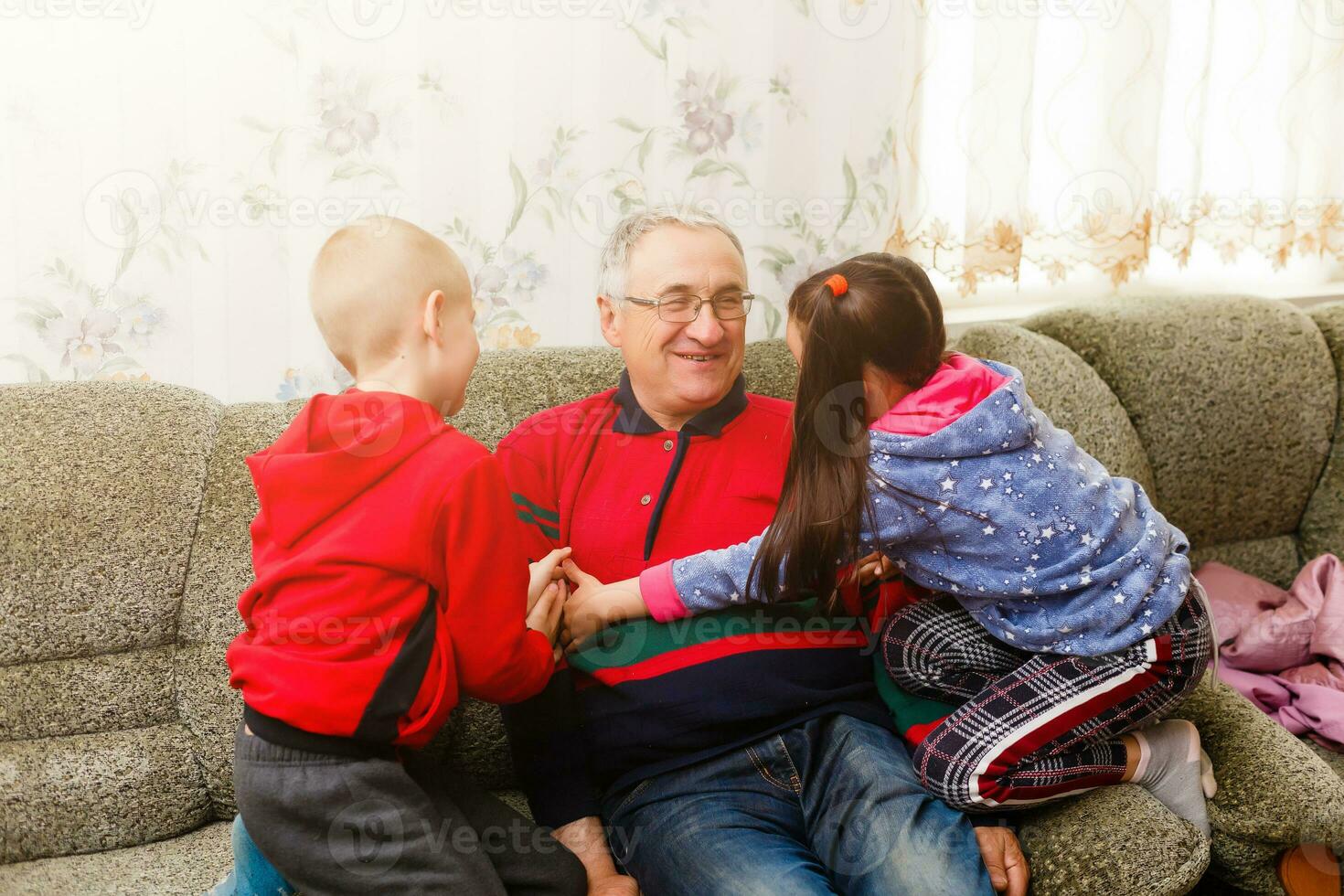 grand-père dépense temps avec petits enfants dans le vivant pièce photo