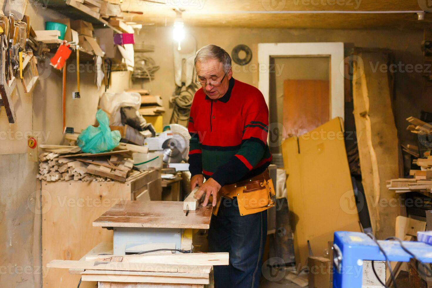 Charpentier travaux dans une atelier pour le production de ancien meubles photo