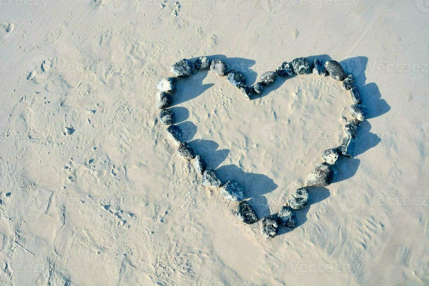 cœur forme fabriqué de rochers sur le plage photo