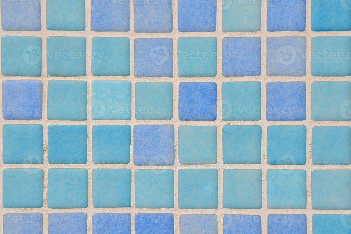 une tuile mur avec bleu carrés photo
