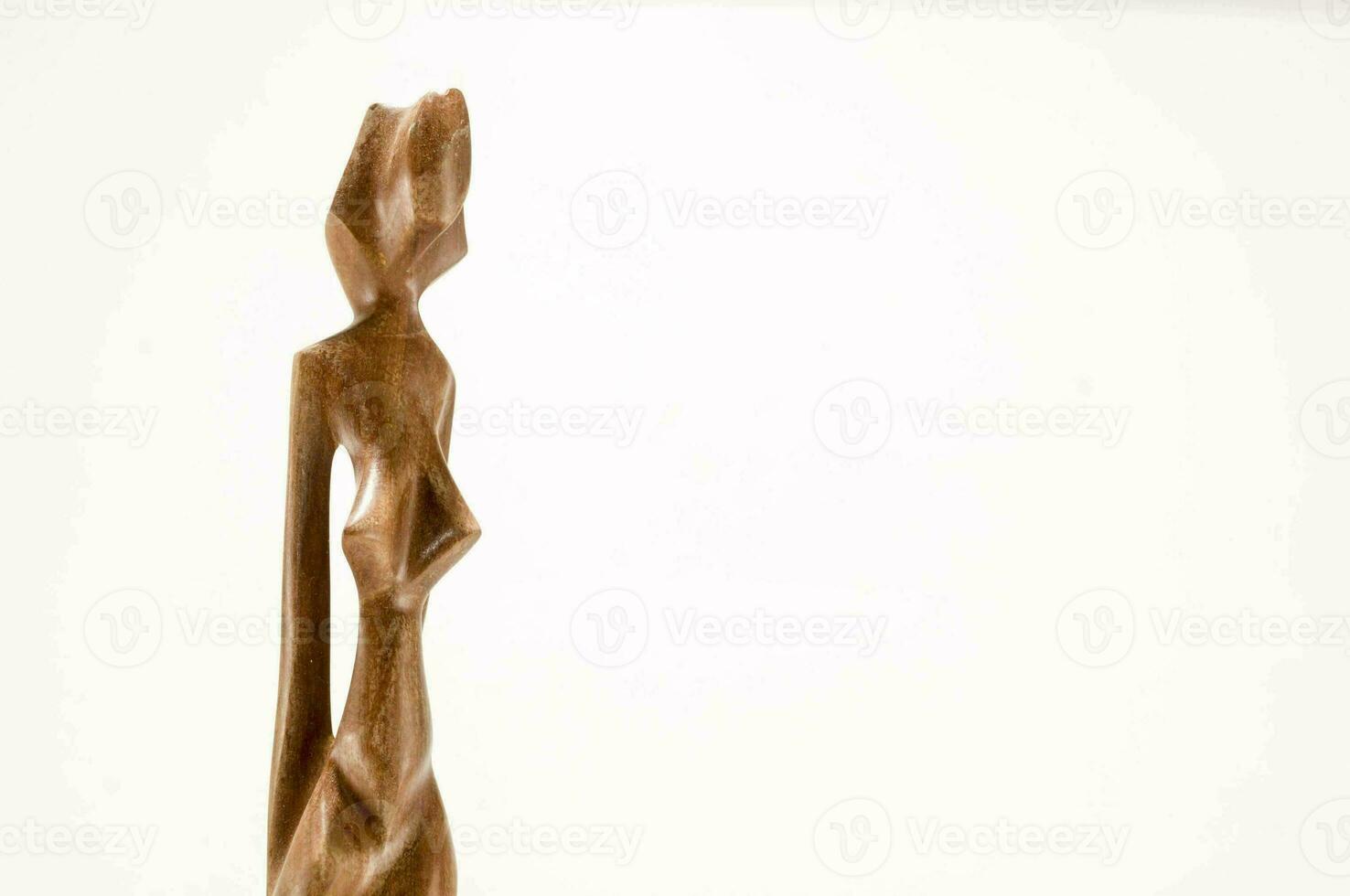 une en bois sculpture de une femme photo