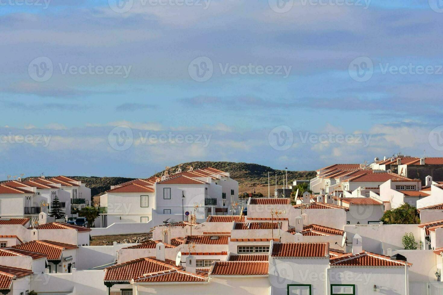 une vue de le ville avec blanc Maisons et rouge carrelé toits photo