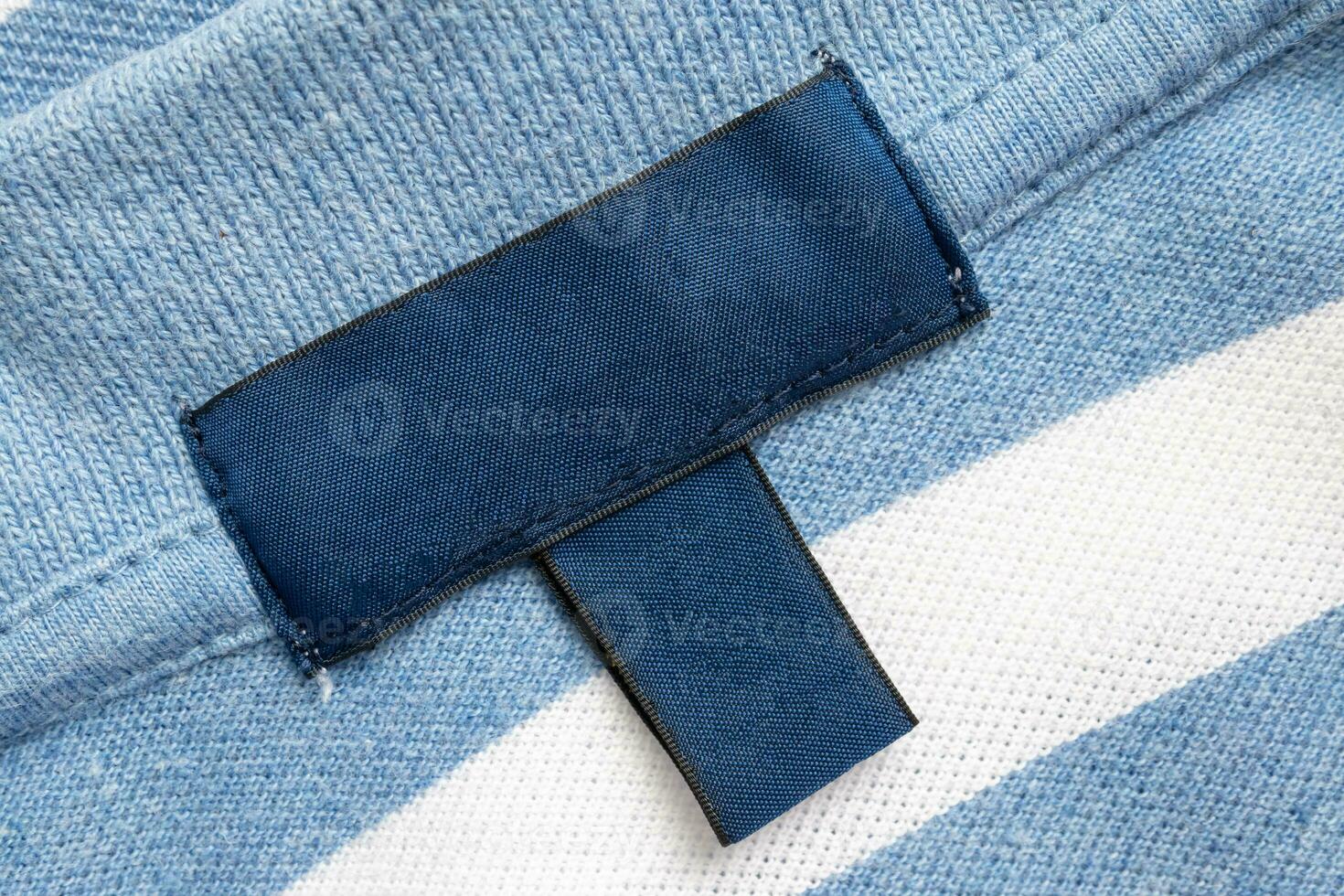 Vide bleu blanchisserie se soucier vêtements étiquette sur chemise en tissu texture Contexte photo