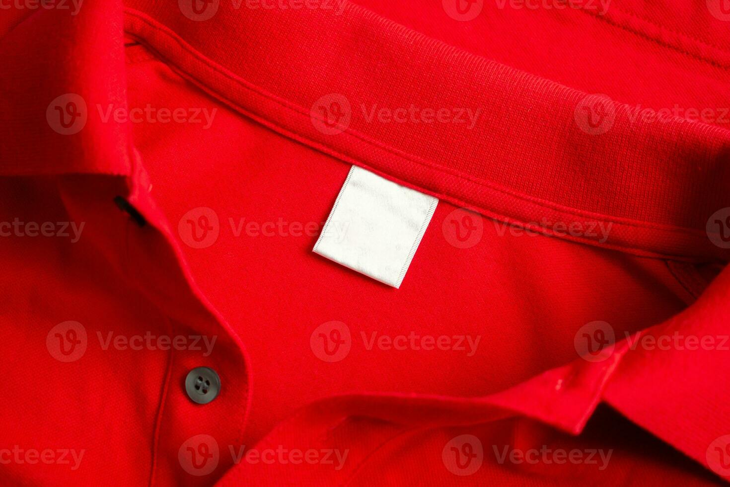 Vide blanc blanchisserie se soucier vêtements étiquette sur rouge chemise en tissu texture Contexte photo