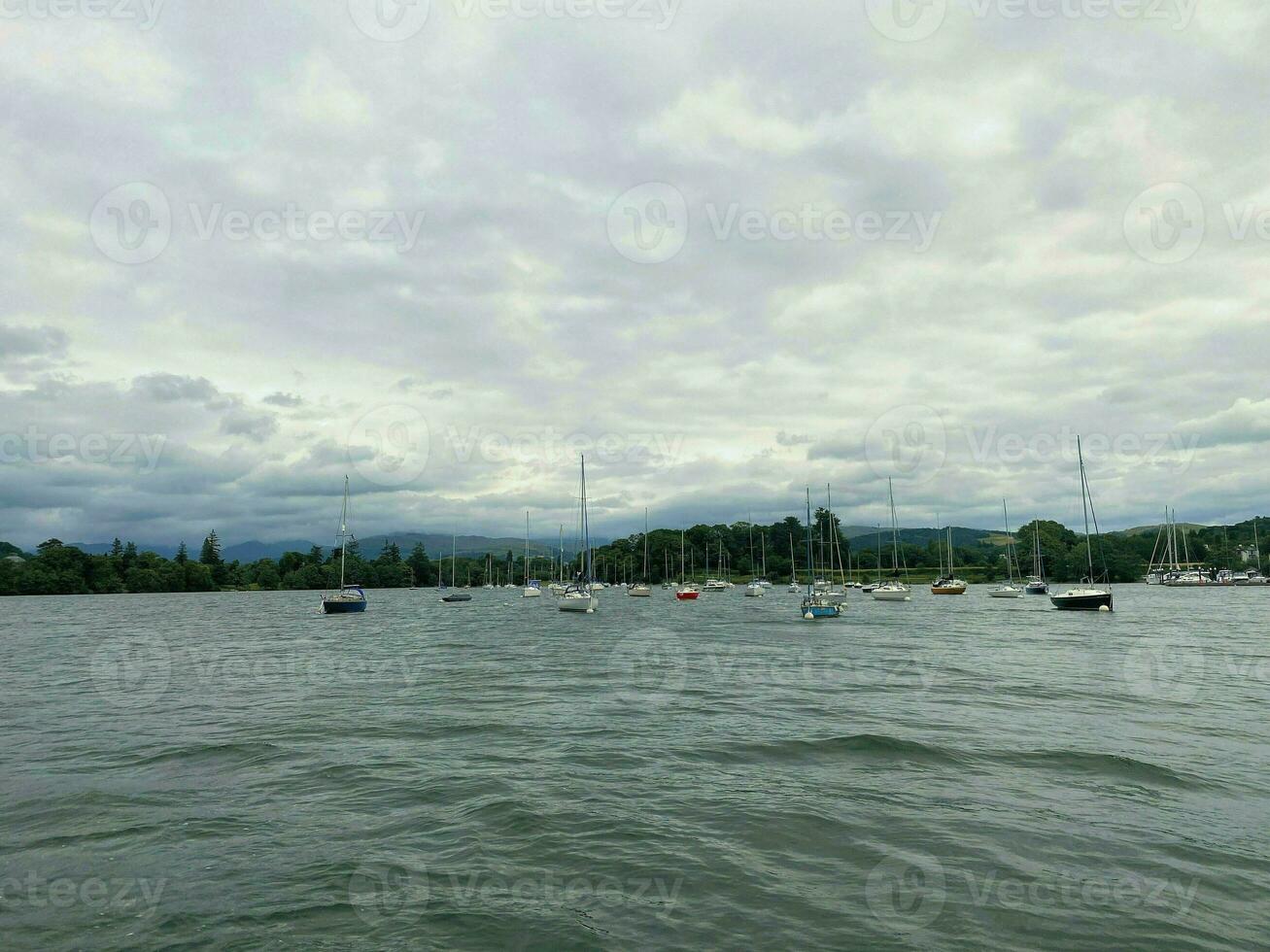 une vue de Lac Windermere sur une nuageux journée photo