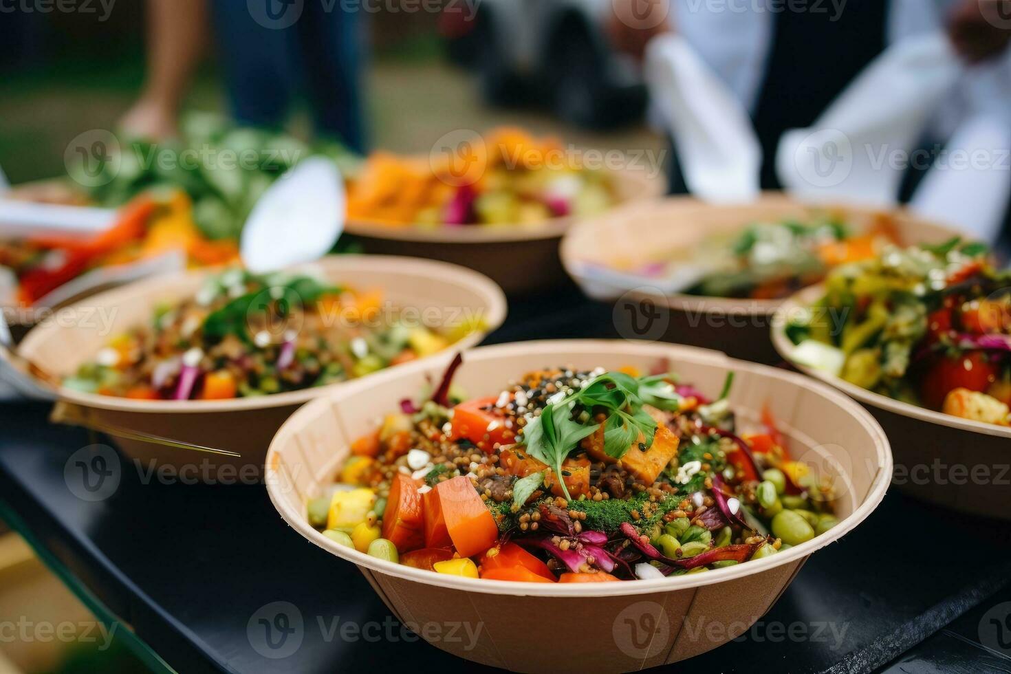 ai généré rue nourriture festival, restauration service. légume salades dans papier assiettes vendu en plein air à marché endroit photo