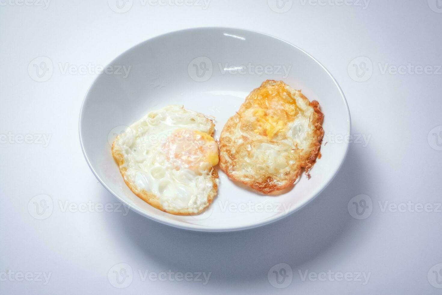 frit Oeuf avec pain sur blanc Contexte. thaïlandais style petit déjeuner. photo