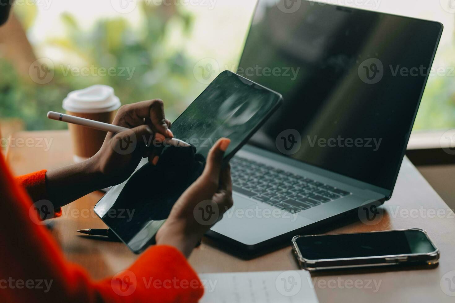 hispanique Latin fille Université étudiant en utilisant portable ordinateur en train de regarder distance en ligne apprentissage séminaire classe, éloigné Université séminaire en ligne ou ayant virtuel salle de cours réunion dans Université Créatif espace. photo