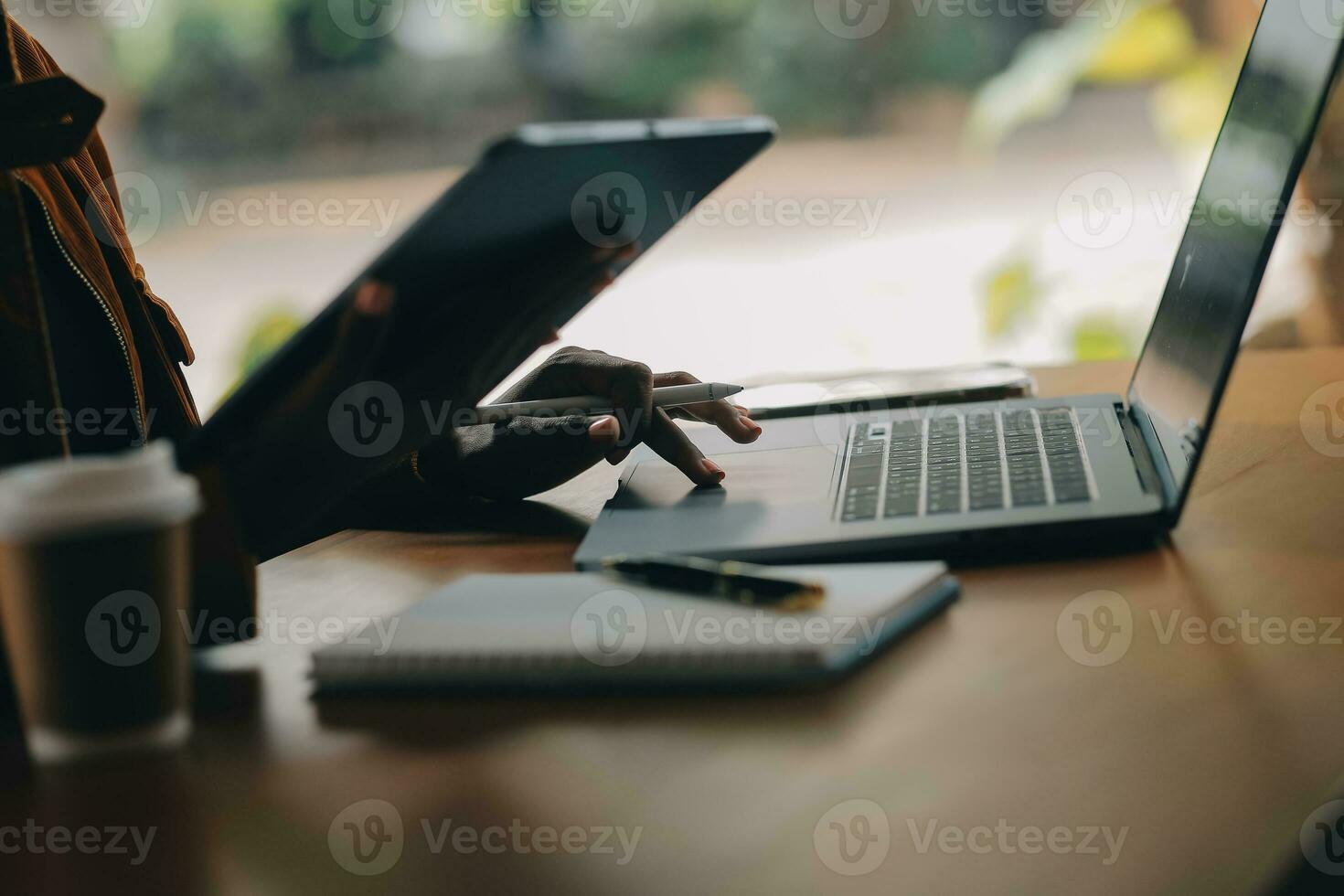 hispanique Latin fille Université étudiant en utilisant portable ordinateur en train de regarder distance en ligne apprentissage séminaire classe, éloigné Université séminaire en ligne ou ayant virtuel salle de cours réunion dans Université Créatif espace. photo