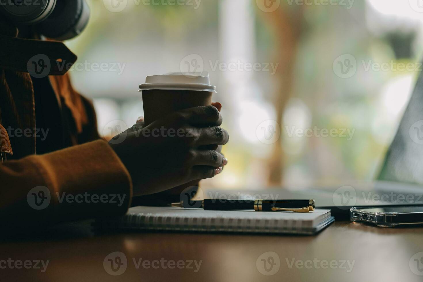 hispanique Latin fille Université étudiant en utilisant portable ordinateur en train de regarder distance en ligne apprentissage séminaire classe, éloigné Université séminaire en ligne ou ayant virtuel salle de cours réunion dans Université Créatif espace. photo