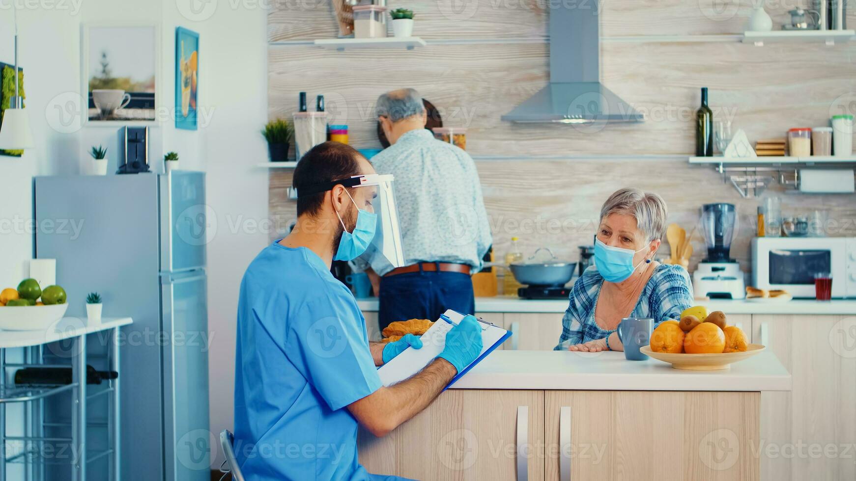 Sénior femme écoute médecin Comment est expliquant à propos protection contre coronavirus grippe pendant Accueil visite. Masculin infirmière social ouvrier à retraité Sénior couple visite expliquant covid19 diffusion, Aidez-moi pour gens dans risque groupe photo