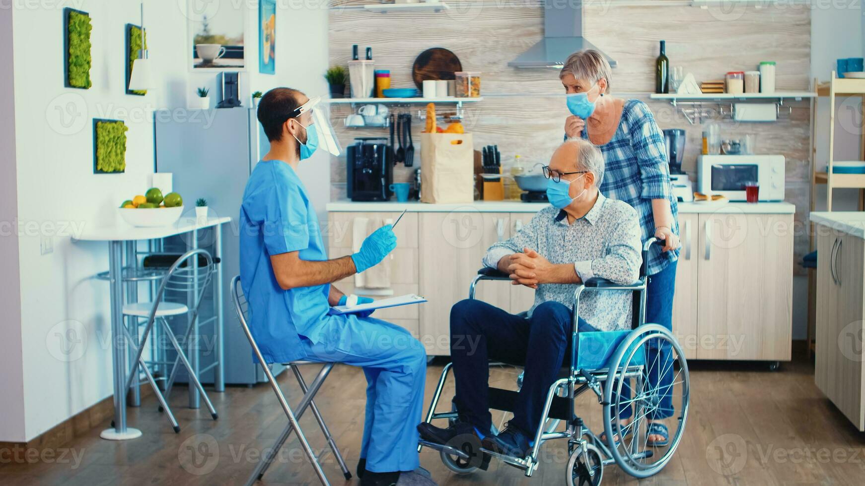 médecin pendant Accueil visite vérification désactivée patient dans fauteuil roulant Température avec thermomètre pistolet contre COVID-19 [feminine. handicapé personnes âgées la personne avoir recommandation de social ouvrier photo