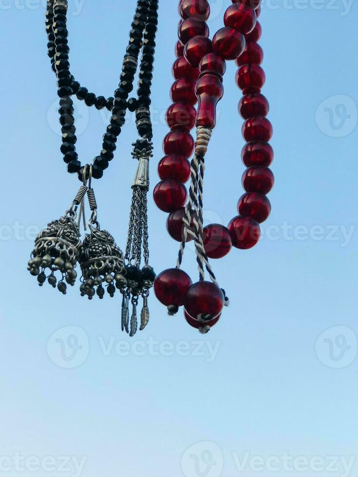 une Collier avec rouge perles pendaison de une mur photo