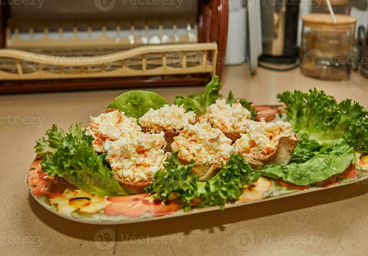 une tentant fait maison cuisine image avec une délicieux salade arrangé sur une marbre plateau. le salade est composé de Frais salade feuilles et Crabe des bâtons, fabrication il une lumière et satisfaisant plat. photo