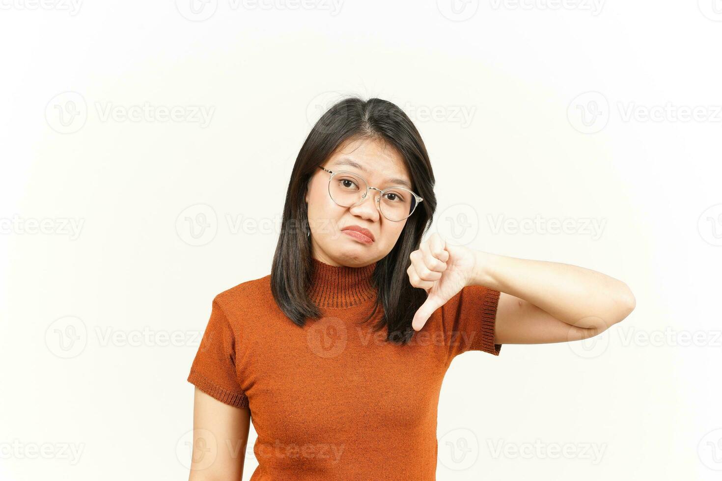 montrant les pouces vers le bas d'une belle femme asiatique isolée sur fond blanc photo