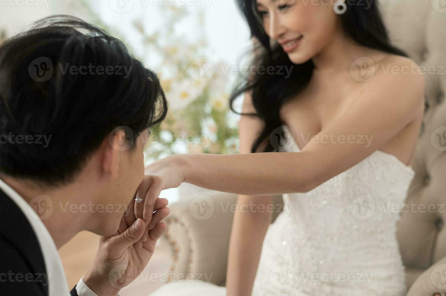 jeune marié embrasser magnifique de la mariée main, l'amour ,romantique et mariage proposition concept. photo