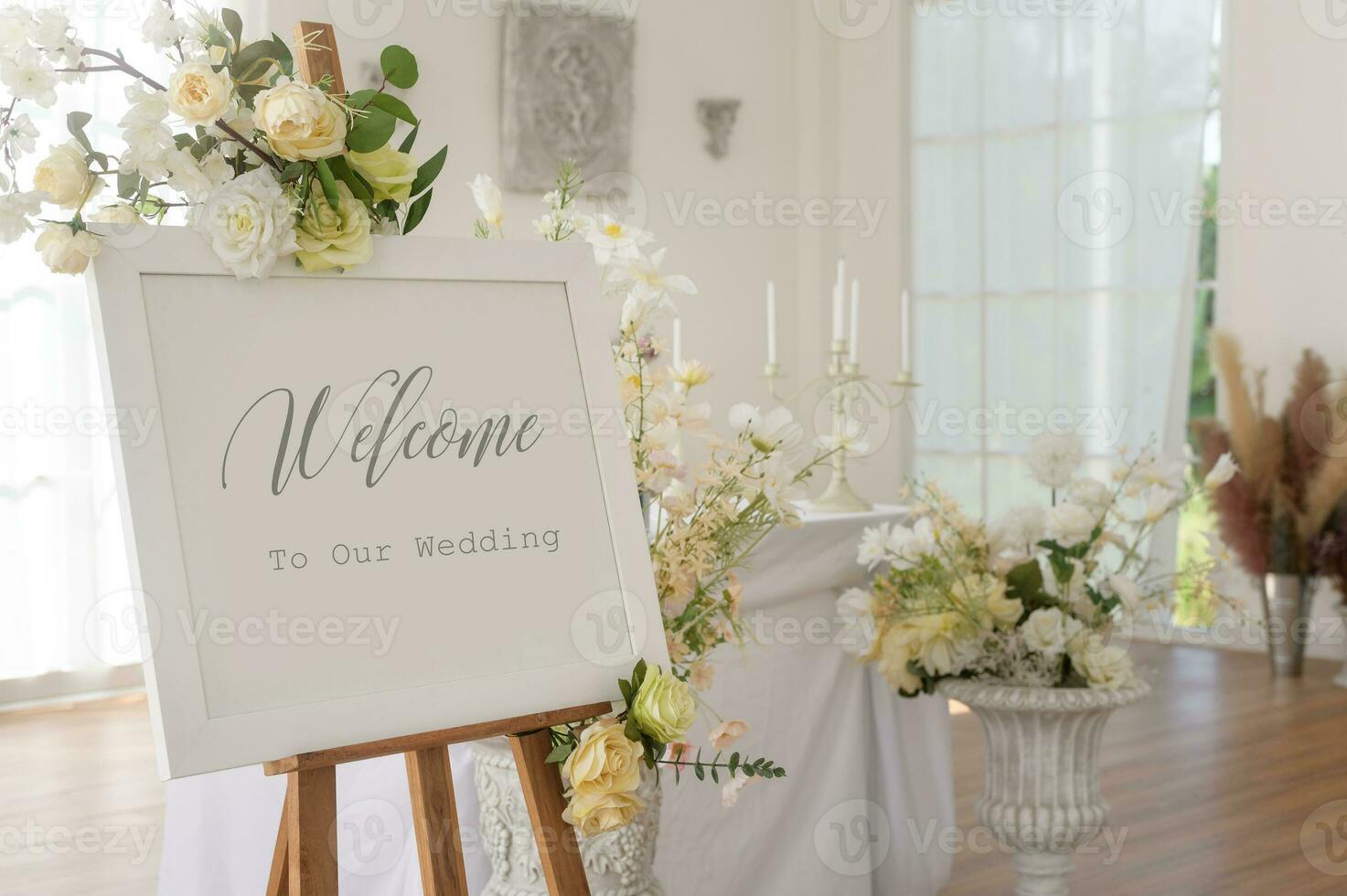 Bienvenue à mariage signe et accueil table décoré avec fleurs photo