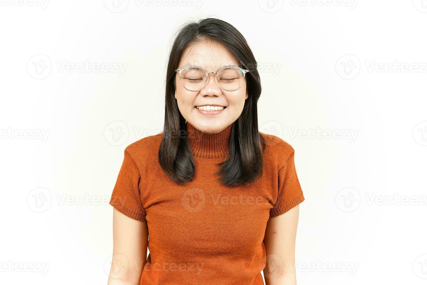 fermé œil et sourire de magnifique asiatique femme isolé sur blanc Contexte photo