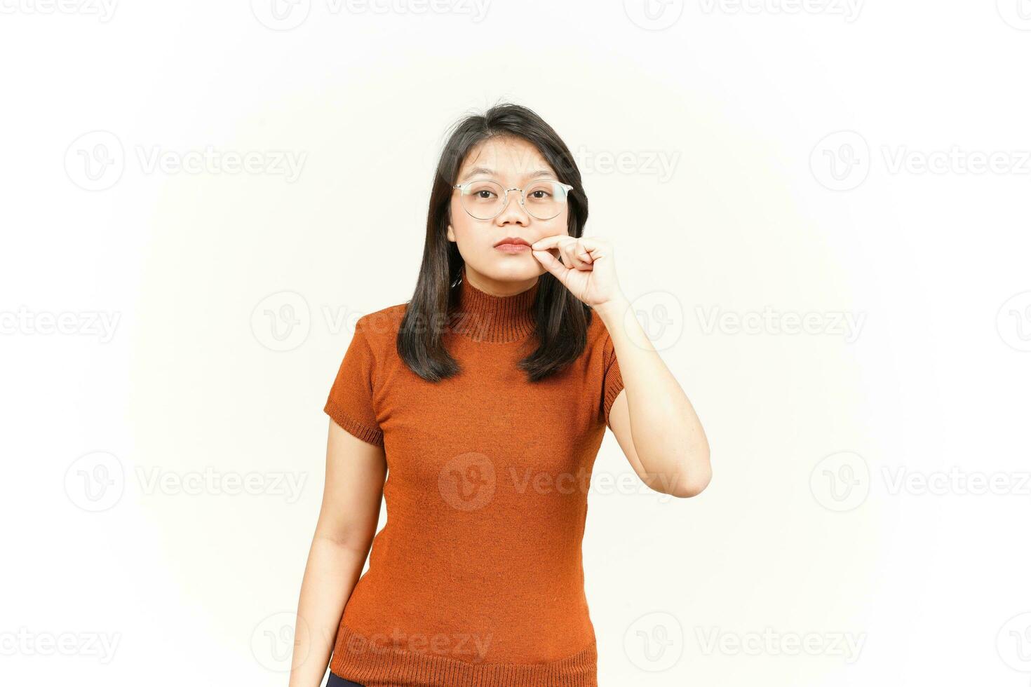 Gardez la lèvre secrète fermée de la belle femme asiatique isolée sur fond blanc photo