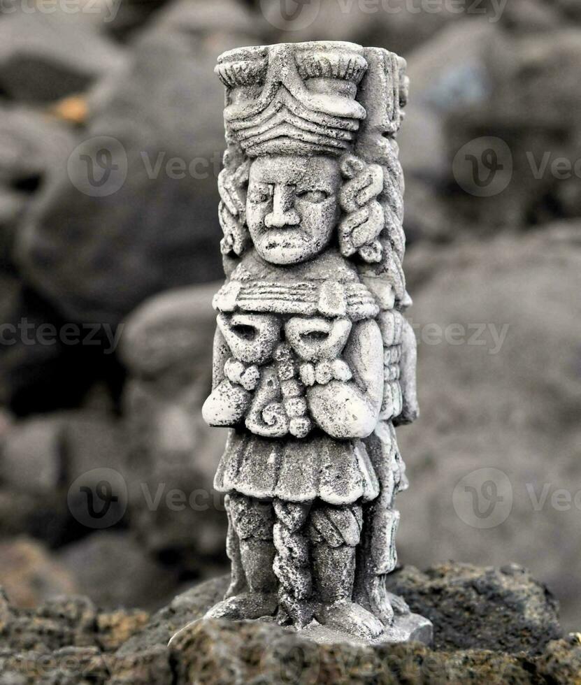 une statue de une homme permanent sur rochers photo
