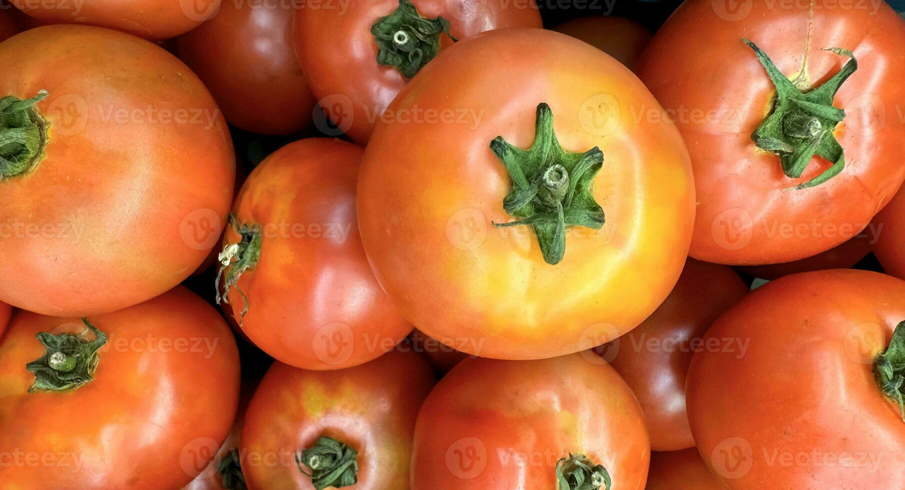 groupe de tomates mensonge sur une pile sur Haut de chaque autre, tomate texture. sélectif se concentrer, pour contenu création photo