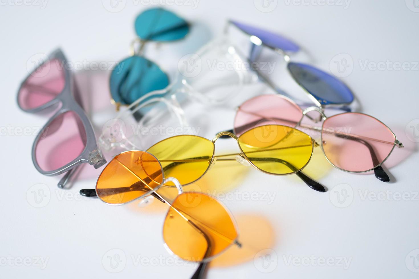 lunettes colorées sur fond blanc photo