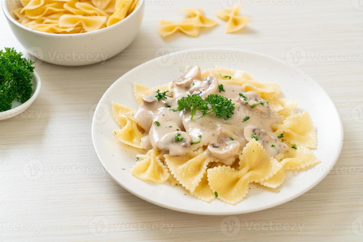 pâtes farfalle à la crème blanche aux champignons photo