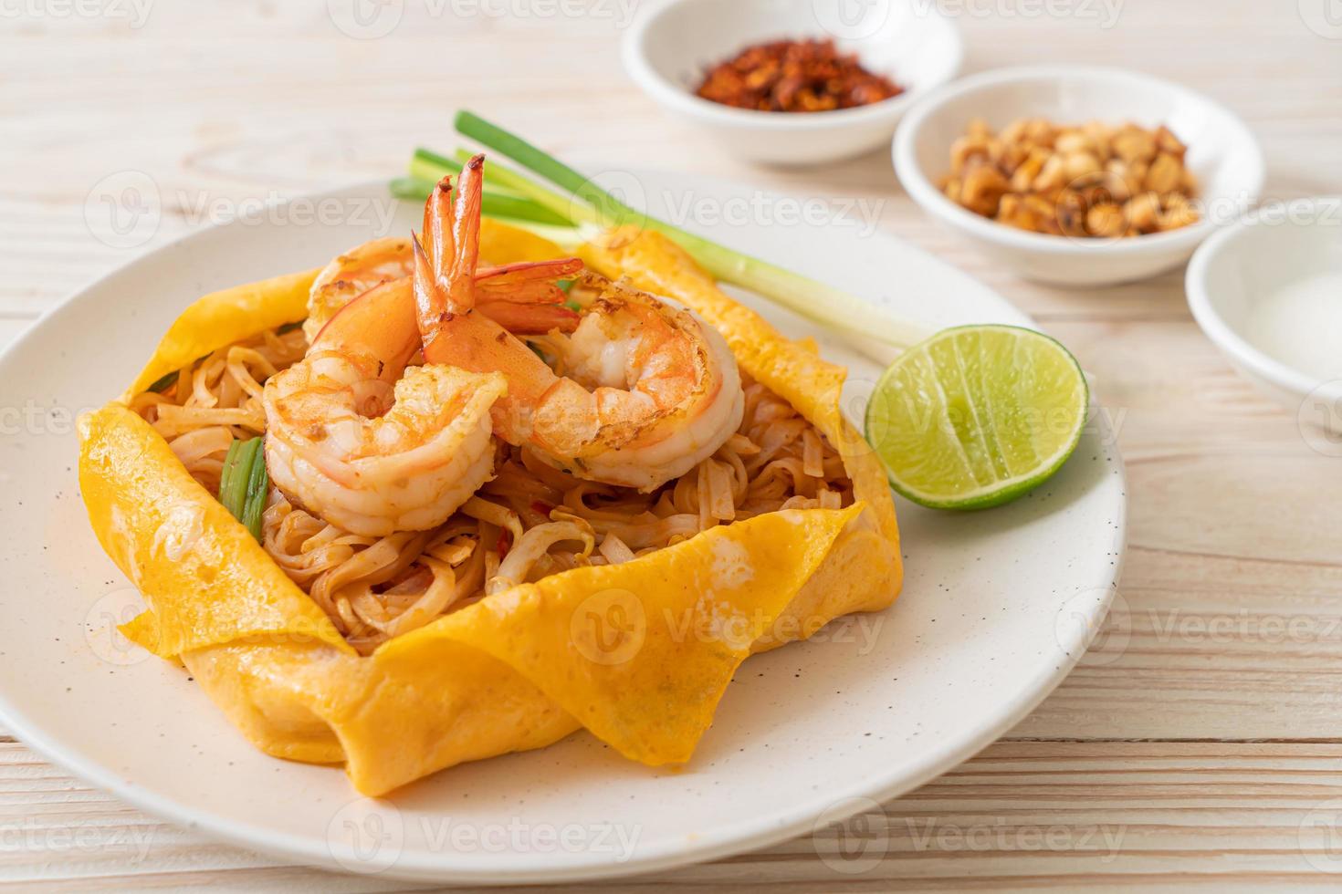 nouilles sautées thaï aux crevettes et wrap aux œufs - pad thai photo